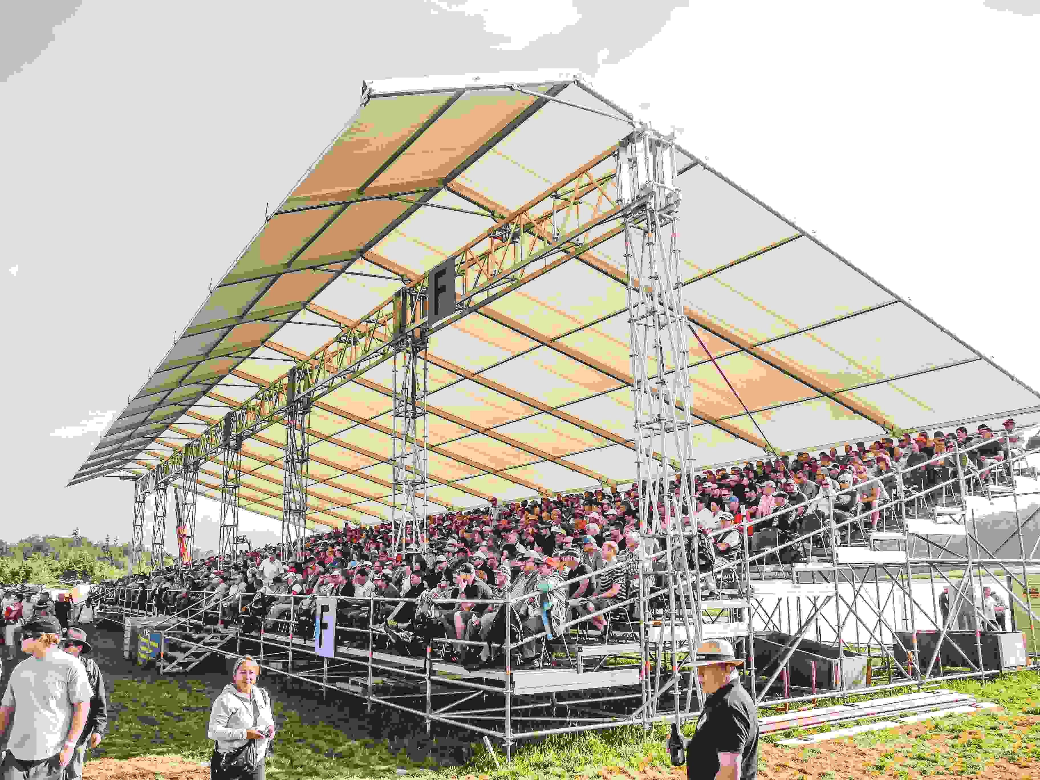 DSCN1660_Bern.kant.SF_Herzogenbuchsee_2012_Tribuene-2