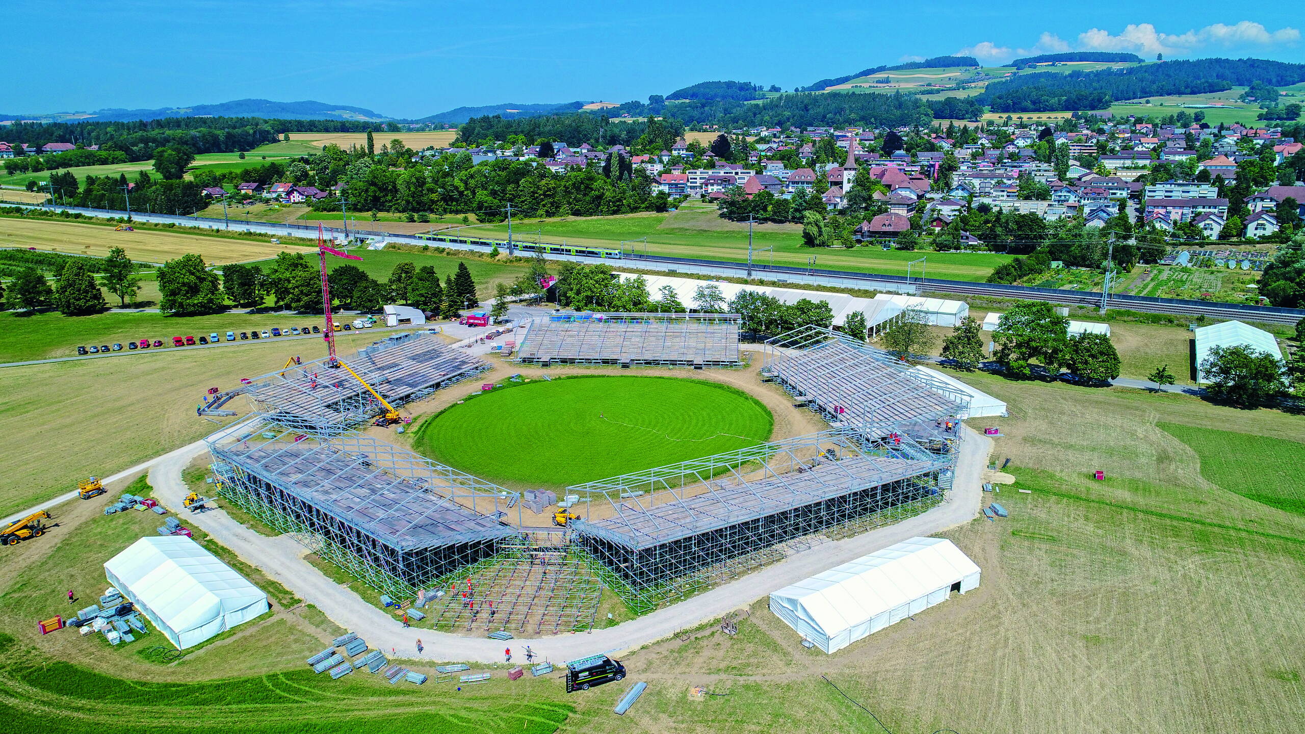 dji_0106_bern_kant_sf_muensingen2019_arena_aufbau_tribune_eventbauten_cmyk.jpg dji_0106_bern_kant_sf_muensingen2019_arena_aufbau_tribune_eventbauten_cmyk.jpg